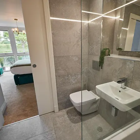 Host & - View Luxury *